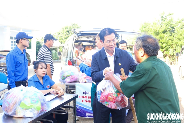Hơn 1.600 người dân được khám bệnh, cấp thuốc và quà trong chương trình ‘Chuyến xe Sức khỏe – Thương về miền Trung’- Ảnh 6. Hơn 1.600 người dân được khám bệnh, cấp thuốc và quà trong chương trình ‘Chuyến xe Sức khỏe – Thương về miền Trung’- Ảnh 6.
