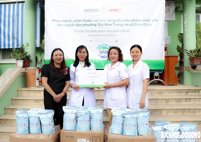 Hơn 1.600 người dân được khám bệnh, cấp thuốc và quà trong chương trình ‘Chuyến xe Sức khỏe – Thương về miền Trung’- Ảnh 5. Hơn 1.600 người dân được khám bệnh, cấp thuốc và quà trong chương trình ‘Chuyến xe Sức khỏe – Thương về miền Trung’- Ảnh 5.