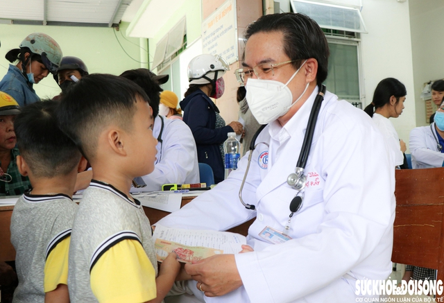 Hơn 1.600 người dân được khám bệnh, cấp thuốc và quà trong chương trình ‘Chuyến xe Sức khỏe – Thương về miền Trung’- Ảnh 4. Hơn 1.600 người dân được khám bệnh, cấp thuốc và quà trong chương trình ‘Chuyến xe Sức khỏe – Thương về miền Trung’- Ảnh 4.