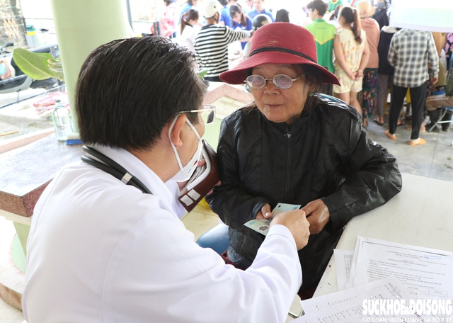 Hơn 1.600 người dân được khám bệnh, cấp thuốc và quà trong chương trình ‘Chuyến xe Sức khỏe – Thương về miền Trung’- Ảnh 3. Hơn 1.600 người dân được khám bệnh, cấp thuốc và quà trong chương trình ‘Chuyến xe Sức khỏe – Thương về miền Trung’- Ảnh 3.