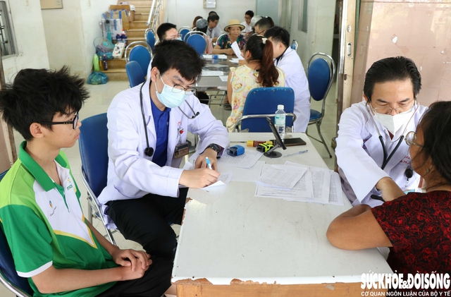 Hơn 1.600 người dân được khám bệnh, cấp thuốc và quà trong chương trình ‘Chuyến xe Sức khỏe – Thương về miền Trung’- Ảnh 1. Hơn 1.600 người dân được khám bệnh, cấp thuốc và quà trong chương trình ‘Chuyến xe Sức khỏe – Thương về miền Trung’- Ảnh 1.