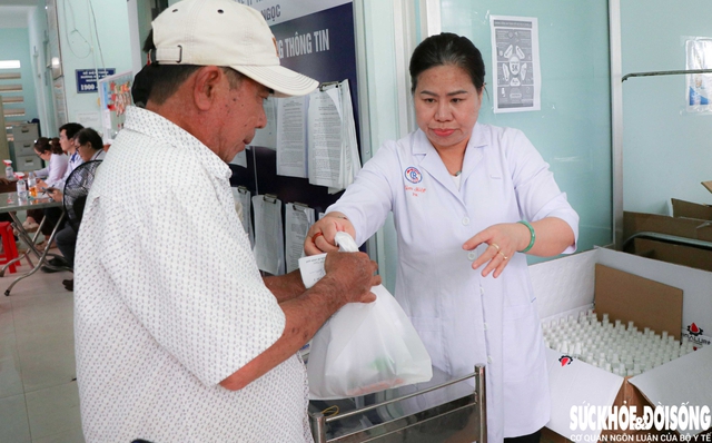 Hơn 1.600 người dân được khám bệnh, cấp thuốc và quà trong chương trình ‘Chuyến xe Sức khỏe – Thương về miền Trung’- Ảnh 2. Hơn 1.600 người dân được khám bệnh, cấp thuốc và quà trong chương trình ‘Chuyến xe Sức khỏe – Thương về miền Trung’- Ảnh 2.