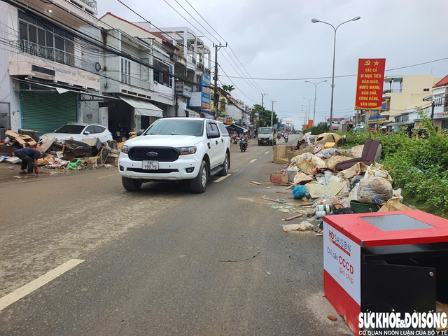 Khánh Hòa ngập rác sau mưa lũ, lực lượng chức năng và công nhân môi trường làm việc xuyên đêm - Ảnh 6.
