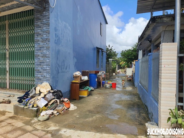 Khánh Hòa ngập rác sau mưa lũ, lực lượng chức năng và công nhân môi trường làm việc xuyên đêm - Ảnh 5.