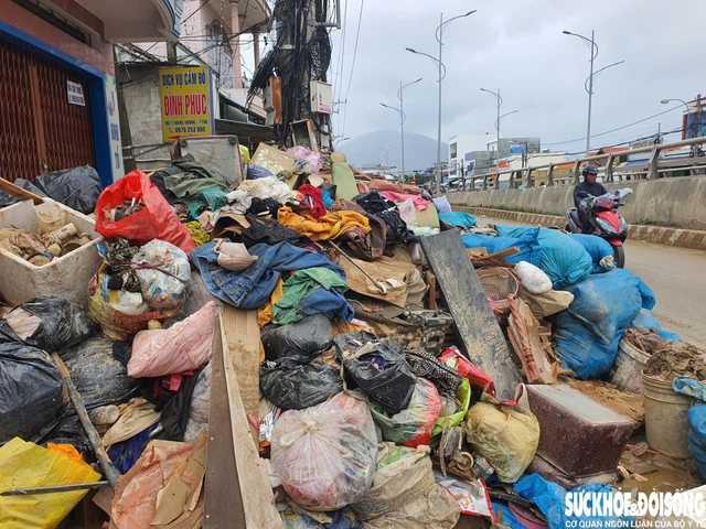 Khánh Hòa ngập rác sau mưa lũ, lực lượng chức năng và công nhân môi trường làm việc xuyên đêm - Ảnh 4.