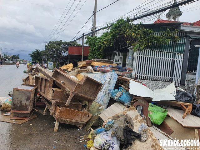 Khánh Hòa ngập rác sau mưa lũ, lực lượng chức năng và công nhân môi trường làm việc xuyên đêm - Ảnh 3.