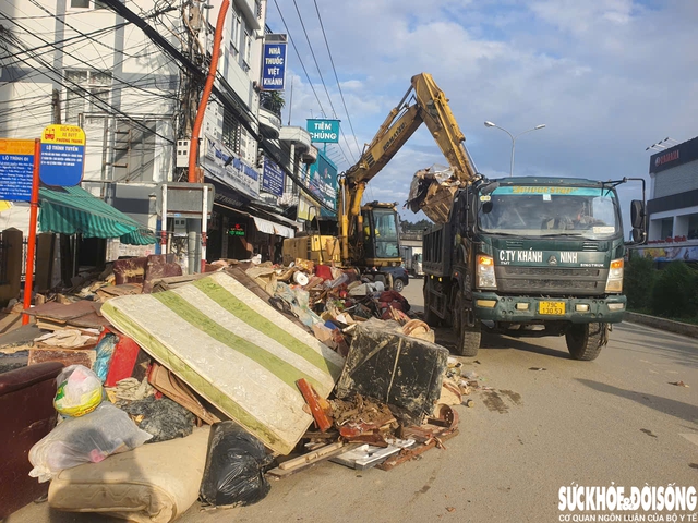 Khánh Hòa ngập rác sau mưa lũ, lực lượng chức năng và công nhân môi trường làm việc xuyên đêm - Ảnh 2.