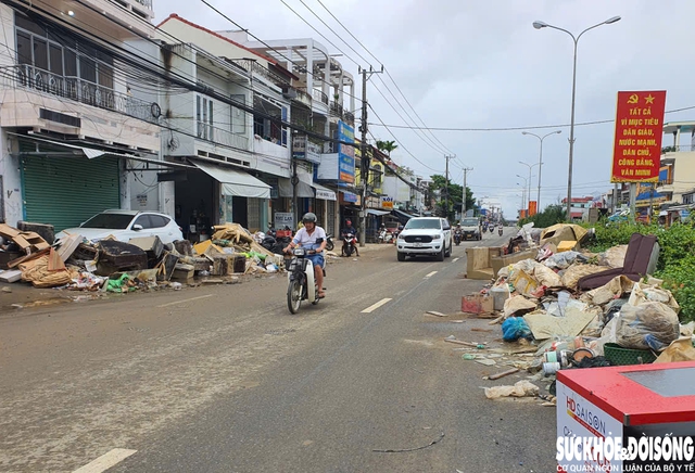 Khánh Hòa ngập rác sau mưa lũ, lực lượng chức năng và công nhân môi trường làm việc xuyên đêm - Ảnh 1.