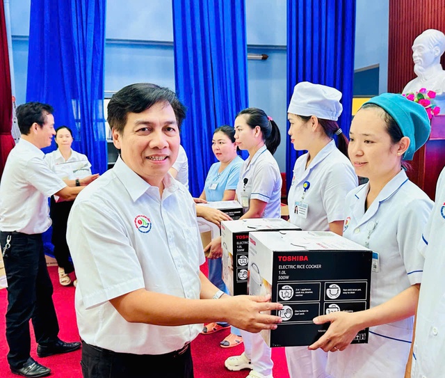 Những sẻ chia ấm áp đến nhân viên y tế bị thiệt hại do mưa lũ- Ảnh 1.