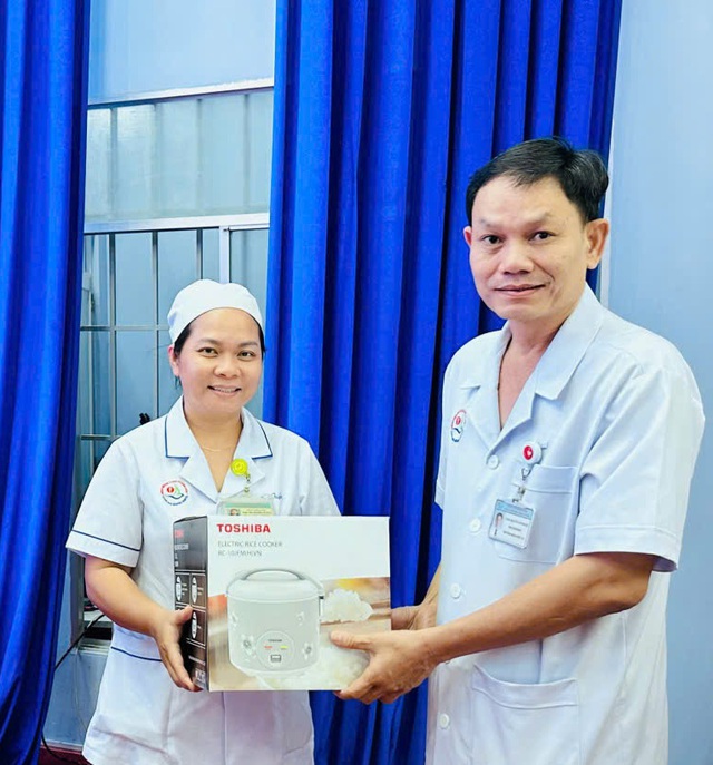 Những sẻ chia ấm áp đến nhân viên y tế bị thiệt hại do mưa lũ- Ảnh 2.