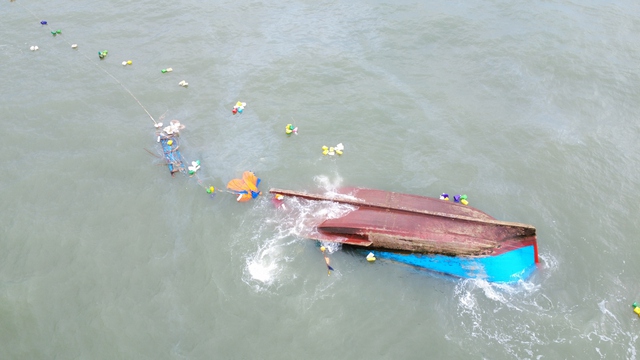 Vào bờ tránh bão, tàu cá bị sóng đánh chìm khiến 1 người tử vong, 2 người mất tích- Ảnh 1.