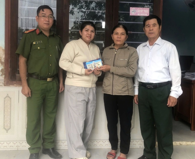 Nhận hàng cứu trợ bão lũ, phát hiện gần 2.000 USD trong túi đồ- Ảnh 1.