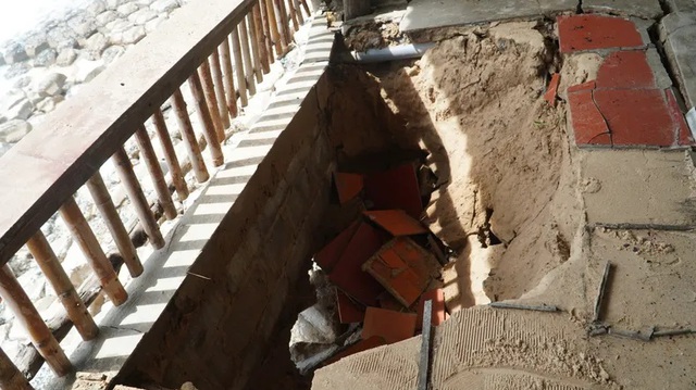 Tạm dừng hoạt động kinh doanh tại kè biển Mũi Né vì sạt lở- Ảnh 1.