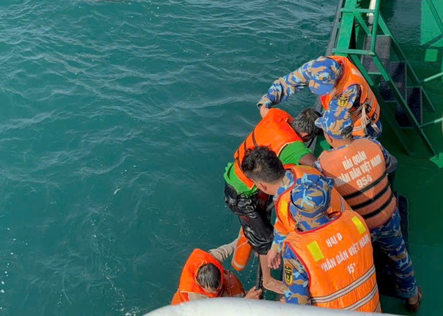Cán bộ, chiến sĩ hải quân vượt sóng lớn cứu hai thuyền viên gặp nạn- Ảnh 1. Cán bộ, chiến sĩ hải quân vượt sóng lớn cứu hai thuyền viên gặp nạn- Ảnh 1.