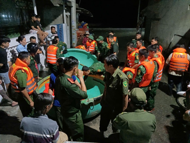 Người đàn ông bị sóng cuốn trôi mất tích khi bơi thuyền thúng ra biển trục vớt neo- Ảnh 2.