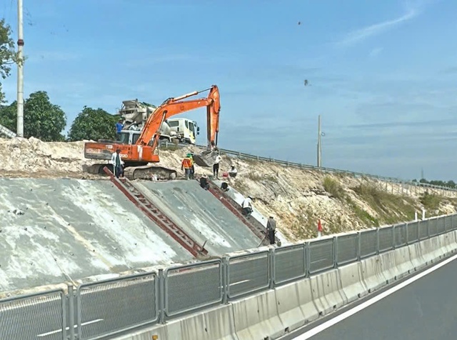 Gia cố mái taluy trên cao tốc Vĩnh Hảo - Phan Thiết khắc phục tình trạng ngập- Ảnh 1.