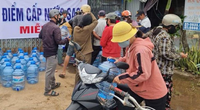 Cung cấp nước sạch giúp người dân vùng lũ Đắk Lắk phòng ngừa dịch bệnh- Ảnh 1.