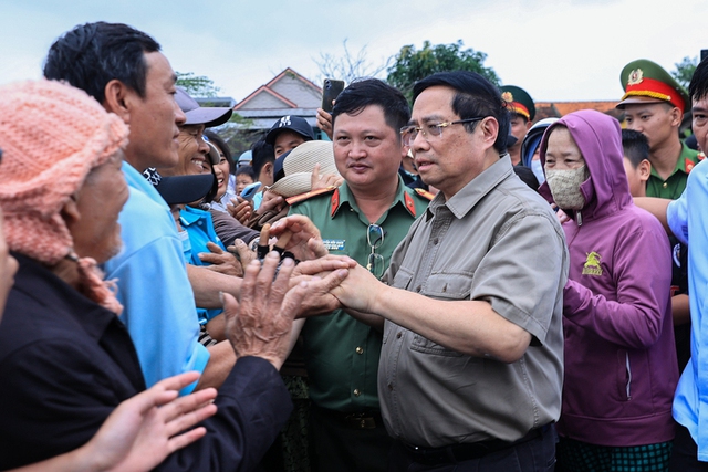 Thủ tướng trực tiếp thăm vùng lũ Đắk Lắk, chỉ đạo khẩn trương ổn định đời sống nhân dân- Ảnh 2.