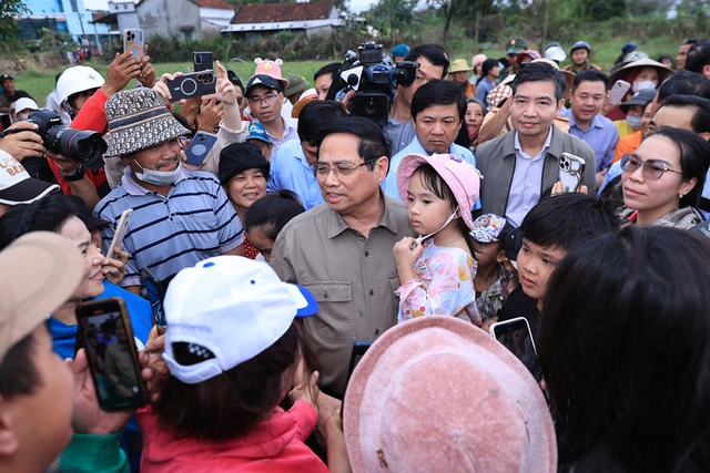 Thủ tướng trực tiếp thăm vùng lũ Đắk Lắk, chỉ đạo khẩn trương ổn định đời sống nhân dân- Ảnh 1.