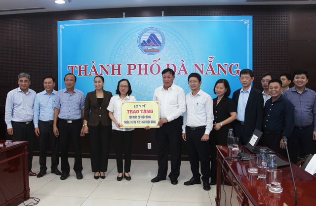 Thứ trưởng Bộ Y tế trao hỗ trợ 20 triệu đồng và thuốc, vật tư y tế trị giá 850 triệu đồng cho ngành y tế Đà Nẵng. Thứ trưởng Bộ Y tế trao hỗ trợ 20 triệu đồng và thuốc, vật tư y tế trị giá 850 triệu đồng cho ngành y tế Đà Nẵng.