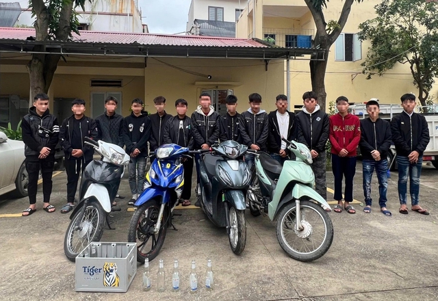 Hơn 20 thanh thiếu niên mang hung khí hỗn chiến trước quán bi a ở Phú Thọ- Ảnh 1.