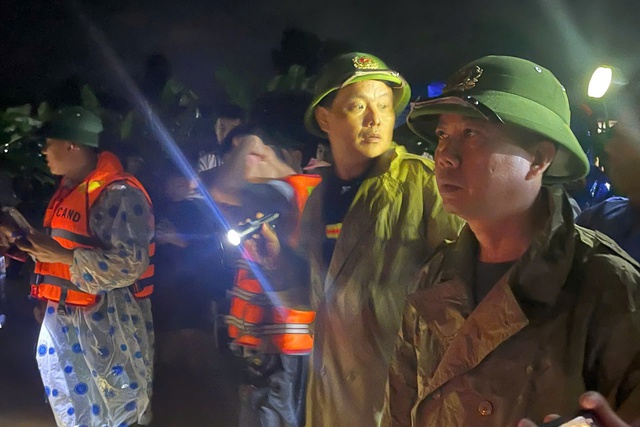 Giải cứu nhiều người mắc kẹt giữa sông do nước lũ dâng cao- Ảnh 3.