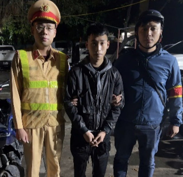 Nhóm thanh niên mang kiếm đi đánh nhau lúc nửa đêm ở Hà Nội- Ảnh 1.