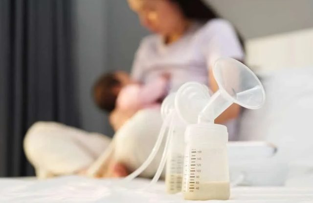 Chuyên gia nói gì về việc dùng sữa mẹ pha cà phê?- Ảnh 2.