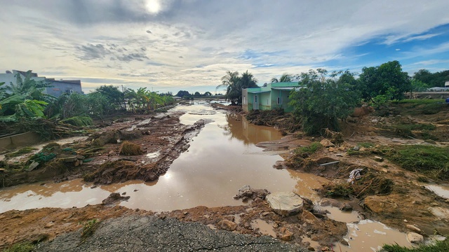 Vỡ 2 ao chứa nước, hàng trăm hộ dân ở Lâm Đồng bị thiệt hại nặng- Ảnh 1.