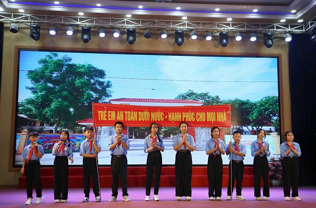 Nghệ An siết chặt phòng, chống đuối nước trẻ em: Quyết tâm không để thêm một sinh mạng bị cuốn đi- Ảnh 1.