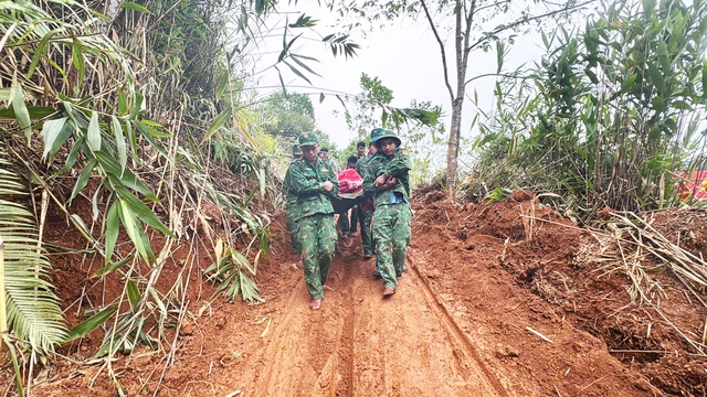 Khiêng cáng vượt dốc núi sạt lở cứu sản phụ 'ngàn cân treo sợi tóc'- Ảnh 1. Khiêng cáng vượt dốc núi sạt lở cứu sản phụ 'ngàn cân treo sợi tóc'- Ảnh 1.