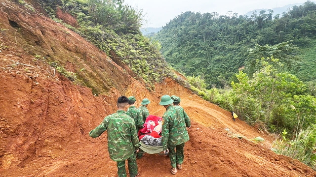 Khiêng cáng vượt dốc núi sạt lở cứu sản phụ 'ngàn cân treo sợi tóc'- Ảnh 2. Khiêng cáng vượt dốc núi sạt lở cứu sản phụ 'ngàn cân treo sợi tóc'- Ảnh 2.