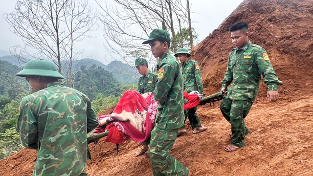 Khiêng cáng vượt dốc núi sạt lở cứu sản phụ 'ngàn cân treo sợi tóc'- Ảnh 3. Khiêng cáng vượt dốc núi sạt lở cứu sản phụ 'ngàn cân treo sợi tóc'- Ảnh 3.