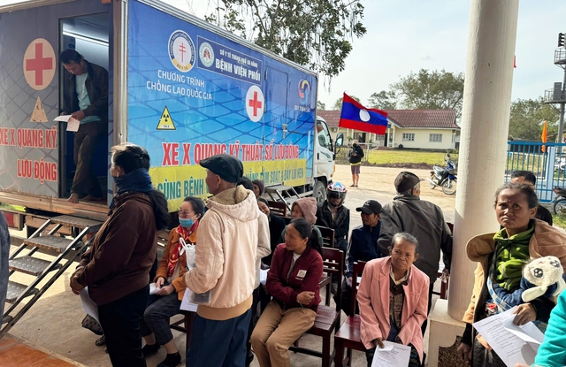 Khám bệnh miễn phí cho người dân Sepon: Thắt chặt nghĩa tình Việt – Lào- Ảnh 1. Khám bệnh miễn phí cho người dân Sepon: Thắt chặt nghĩa tình Việt – Lào- Ảnh 1.