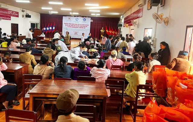 Khám bệnh miễn phí cho người dân Sepon: Thắt chặt nghĩa tình Việt – Lào- Ảnh 2. Khám bệnh miễn phí cho người dân Sepon: Thắt chặt nghĩa tình Việt – Lào- Ảnh 2.