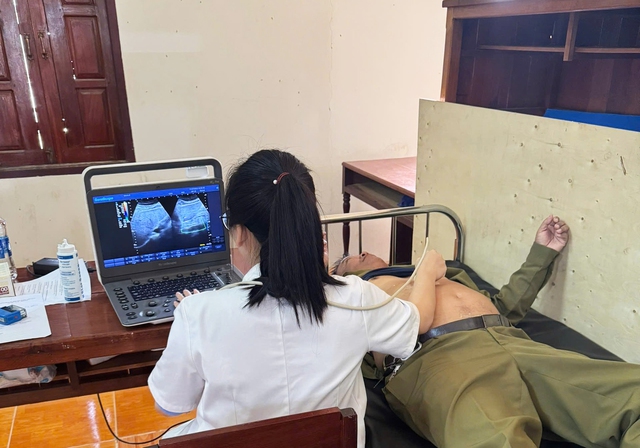 Khám bệnh miễn phí cho người dân Sepon: Thắt chặt nghĩa tình Việt – Lào- Ảnh 3. Khám bệnh miễn phí cho người dân Sepon: Thắt chặt nghĩa tình Việt – Lào- Ảnh 3.