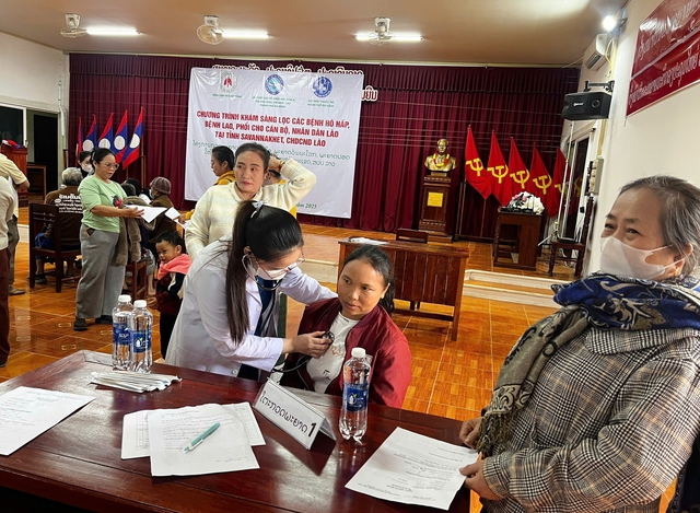 Khám bệnh miễn phí cho người dân Sepon: Thắt chặt nghĩa tình Việt – Lào- Ảnh 4. Khám bệnh miễn phí cho người dân Sepon: Thắt chặt nghĩa tình Việt – Lào- Ảnh 4.