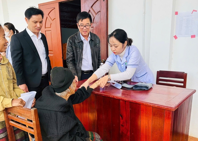 Khám bệnh miễn phí cho người dân Sepon: Thắt chặt nghĩa tình Việt – Lào- Ảnh 5. Khám bệnh miễn phí cho người dân Sepon: Thắt chặt nghĩa tình Việt – Lào- Ảnh 5.