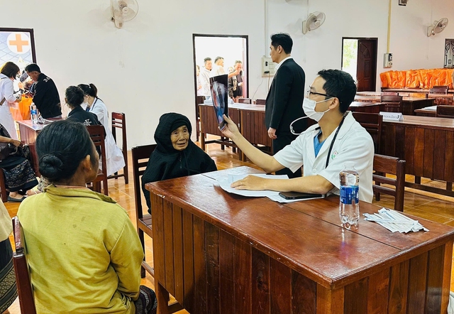 Khám bệnh miễn phí cho người dân Sepon: Thắt chặt nghĩa tình Việt – Lào- Ảnh 6. Khám bệnh miễn phí cho người dân Sepon: Thắt chặt nghĩa tình Việt – Lào- Ảnh 6.