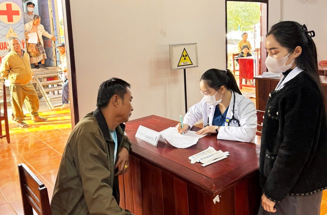 Khám bệnh miễn phí cho người dân Sepon: Thắt chặt nghĩa tình Việt – Lào- Ảnh 8. Khám bệnh miễn phí cho người dân Sepon: Thắt chặt nghĩa tình Việt – Lào- Ảnh 8.