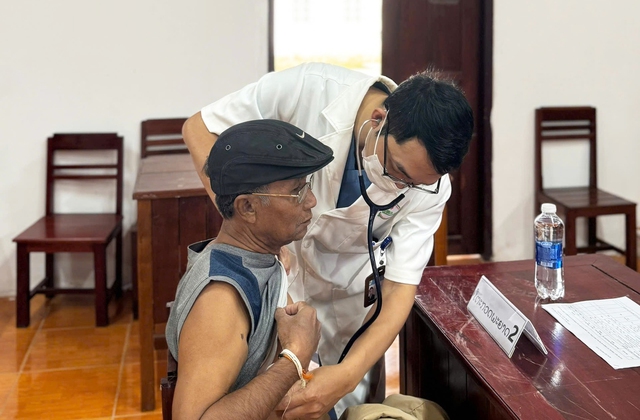 Khám bệnh miễn phí cho người dân Sepon: Thắt chặt nghĩa tình Việt – Lào- Ảnh 9. Khám bệnh miễn phí cho người dân Sepon: Thắt chặt nghĩa tình Việt – Lào- Ảnh 9.