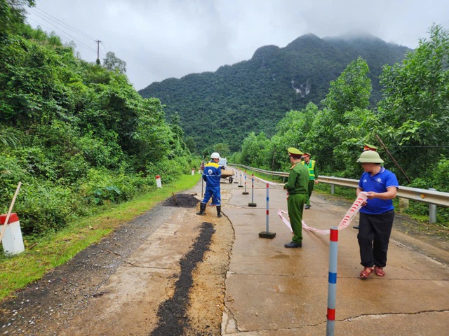 Vết nứt dài xuất hiện trong mưa lũ trên đường Hồ Chí Minh nhánh Tây- Ảnh 1. Vết nứt dài xuất hiện trong mưa lũ trên đường Hồ Chí Minh nhánh Tây- Ảnh 1.