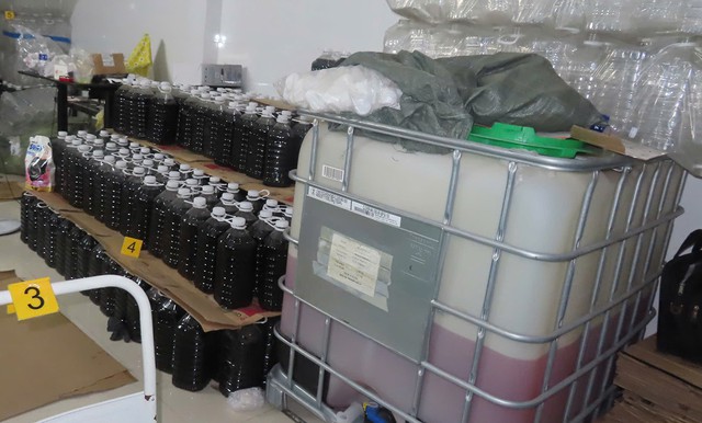 Khởi tố đối tượng sản xuất hàng giả là nước mắm, nước giặt
- Ảnh 2.