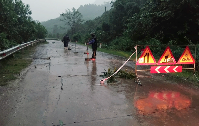 Vết nứt dài xuất hiện trong mưa lũ trên đường Hồ Chí Minh nhánh Tây- Ảnh 3. Vết nứt dài xuất hiện trong mưa lũ trên đường Hồ Chí Minh nhánh Tây- Ảnh 3.