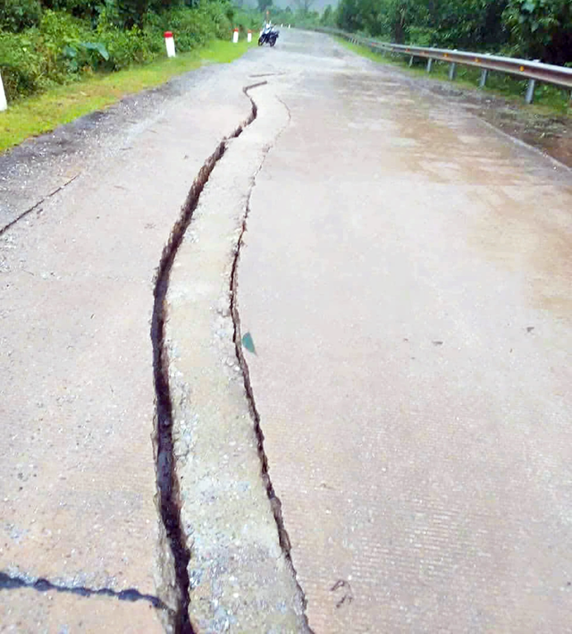Vết nứt dài xuất hiện trong mưa lũ trên đường Hồ Chí Minh nhánh Tây- Ảnh 2. Vết nứt dài xuất hiện trong mưa lũ trên đường Hồ Chí Minh nhánh Tây- Ảnh 2.