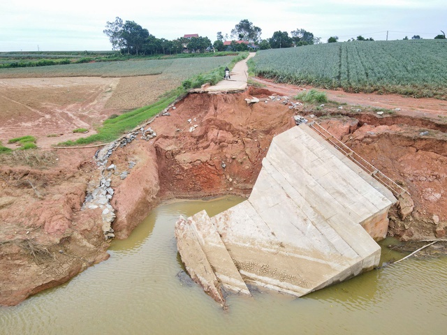 Hơn 2.000 người dân đi lại khó khăn do cầu bị nước lũ cuốn trôi- Ảnh 2. Hơn 2.000 người dân đi lại khó khăn do cầu bị nước lũ cuốn trôi- Ảnh 2.
