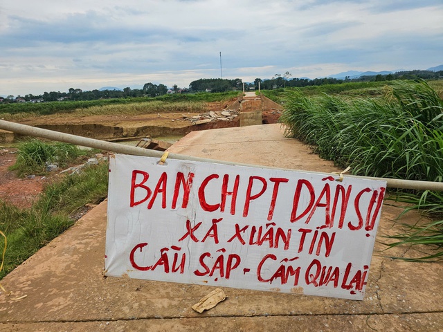 Hơn 2.000 người dân đi lại khó khăn do cầu bị nước lũ cuốn trôi- Ảnh 3. Hơn 2.000 người dân đi lại khó khăn do cầu bị nước lũ cuốn trôi- Ảnh 3.