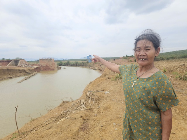 Hơn 2.000 người dân đi lại khó khăn do cầu bị nước lũ cuốn trôi- Ảnh 4. Hơn 2.000 người dân đi lại khó khăn do cầu bị nước lũ cuốn trôi- Ảnh 4.