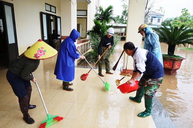 Ngành Y tế Hà Tĩnh triển khai phun khử khuẩn, xử lý môi trường sau lũ- Ảnh 3. Ngành Y tế Hà Tĩnh triển khai phun khử khuẩn, xử lý môi trường sau lũ- Ảnh 3.