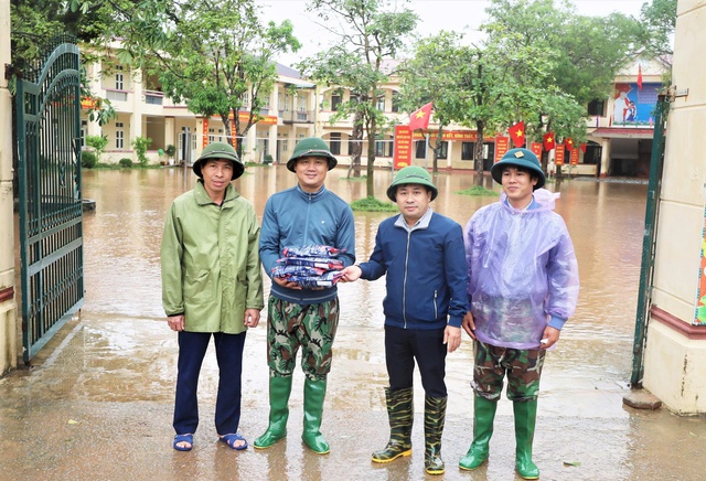 Ngành Y tế Hà Tĩnh triển khai phun khử khuẩn, xử lý môi trường sau lũ- Ảnh 4. Ngành Y tế Hà Tĩnh triển khai phun khử khuẩn, xử lý môi trường sau lũ- Ảnh 4.